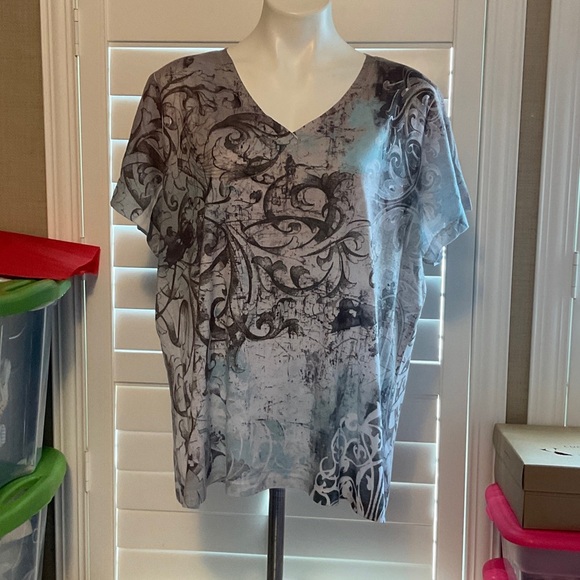 Women's Short Sleeve V-Neck Top - Gray Pattern - Picture 1 of 5